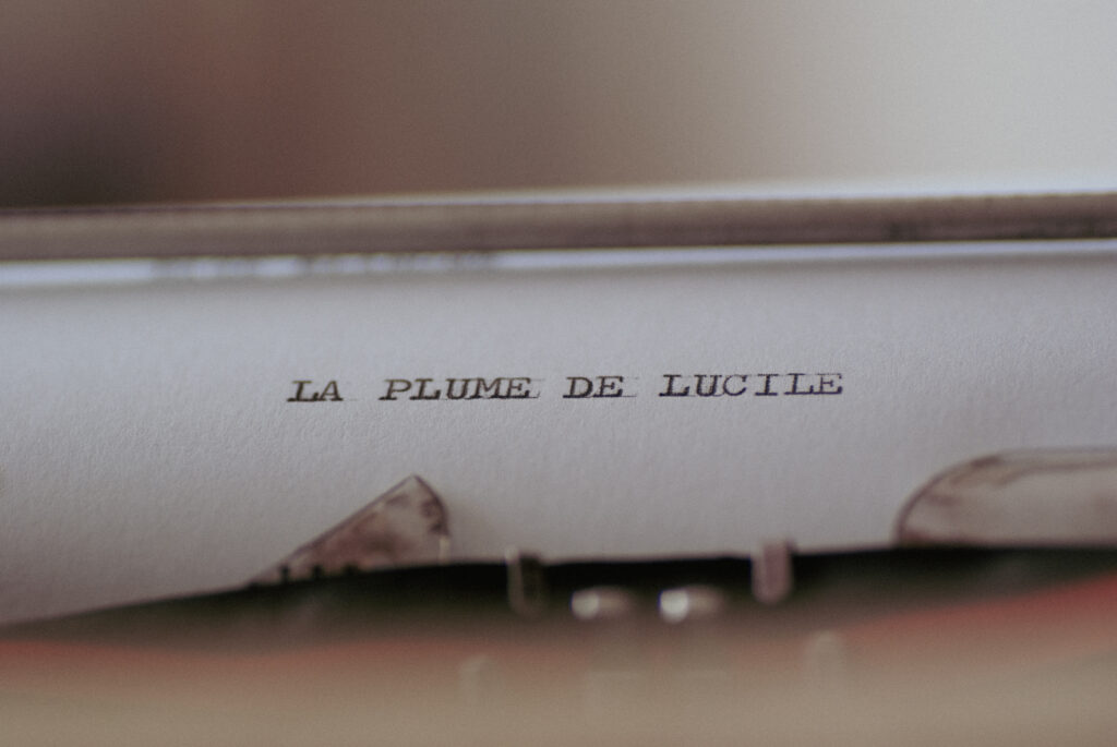 Que fait un prête-plume ? Texte "La Plume de Lucile" tapé sur une feuille blanche à la machine à écrire.